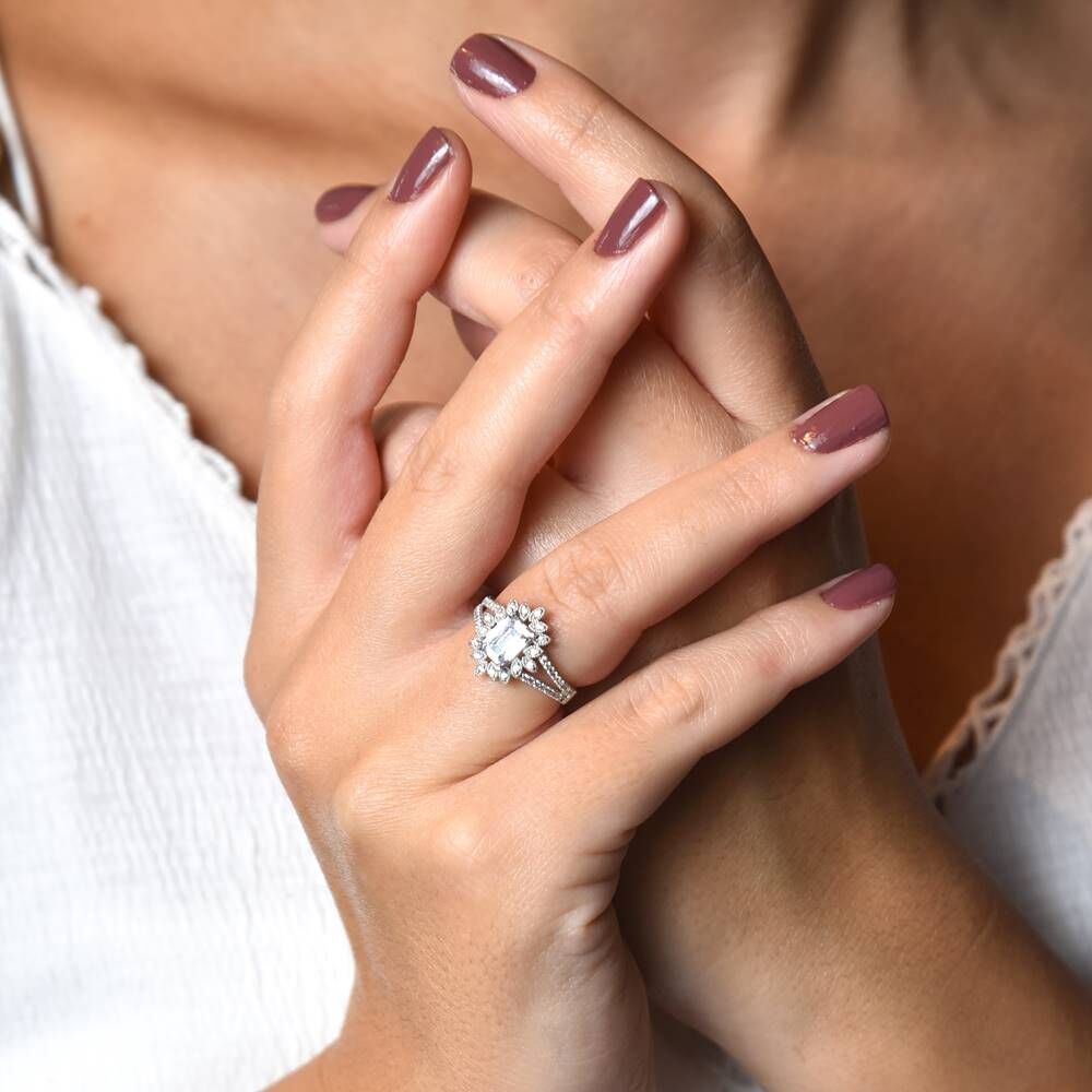 Baguette Ring White Solid Gold Flower Design 0,50 Carat