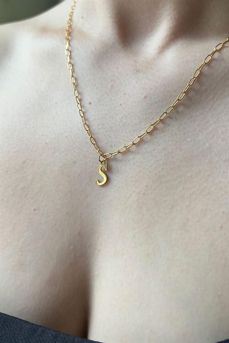Collar con inicial de cadena con clip de papel plateado