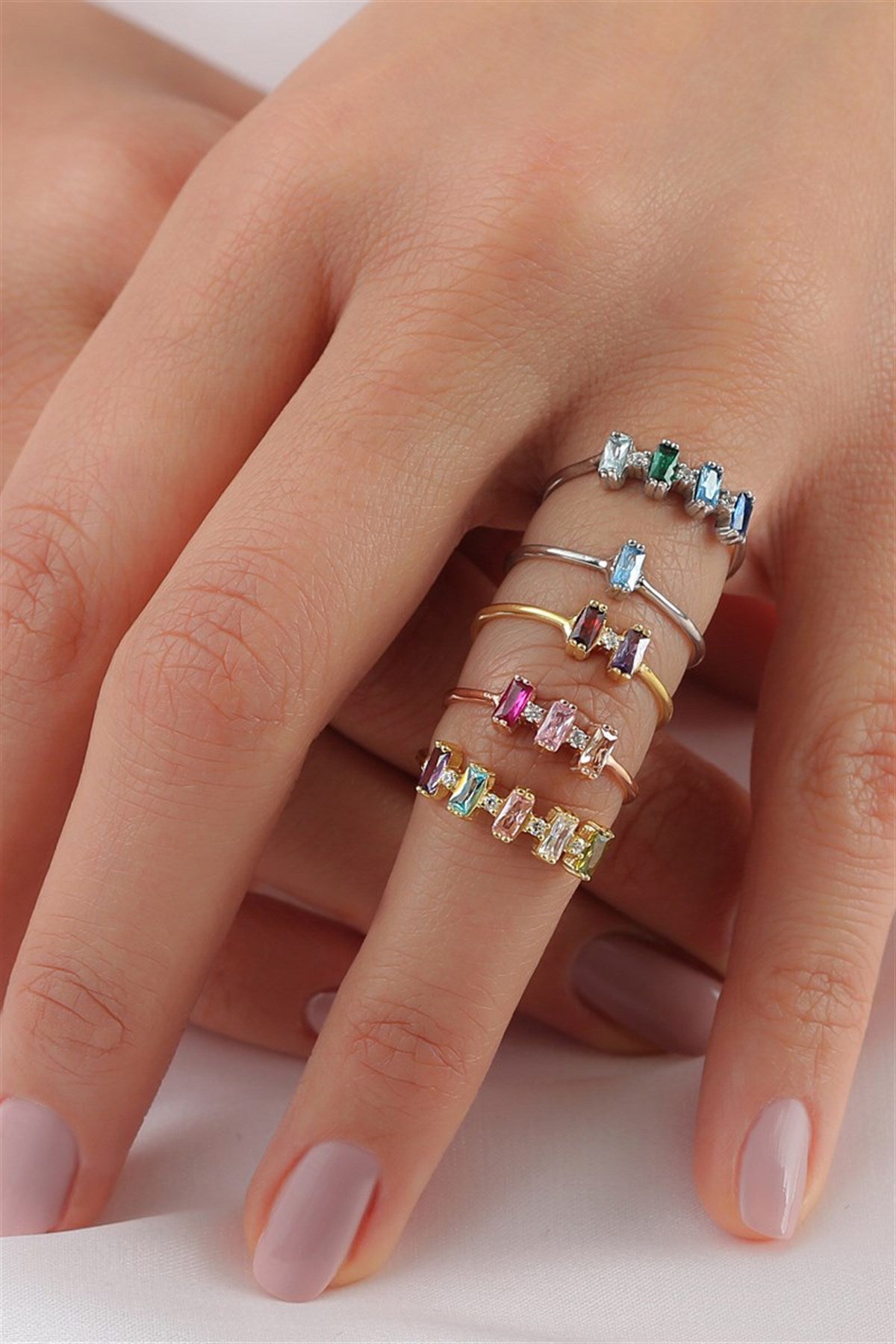 Anillo minimalista de piedras preciosas de colores en baguette de plata