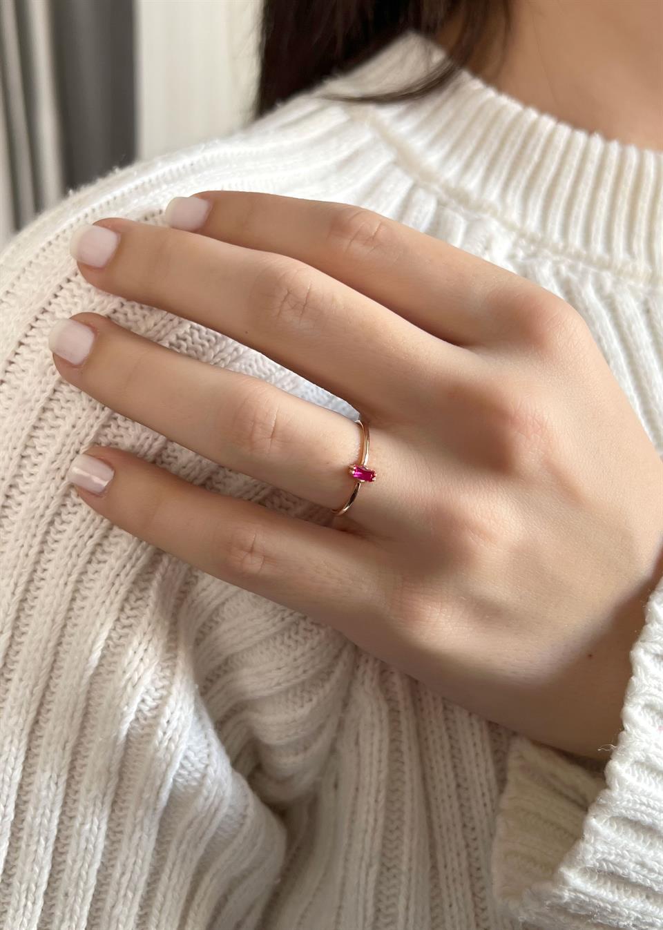 Anillo minimalista de piedras preciosas de colores en baguette de plata