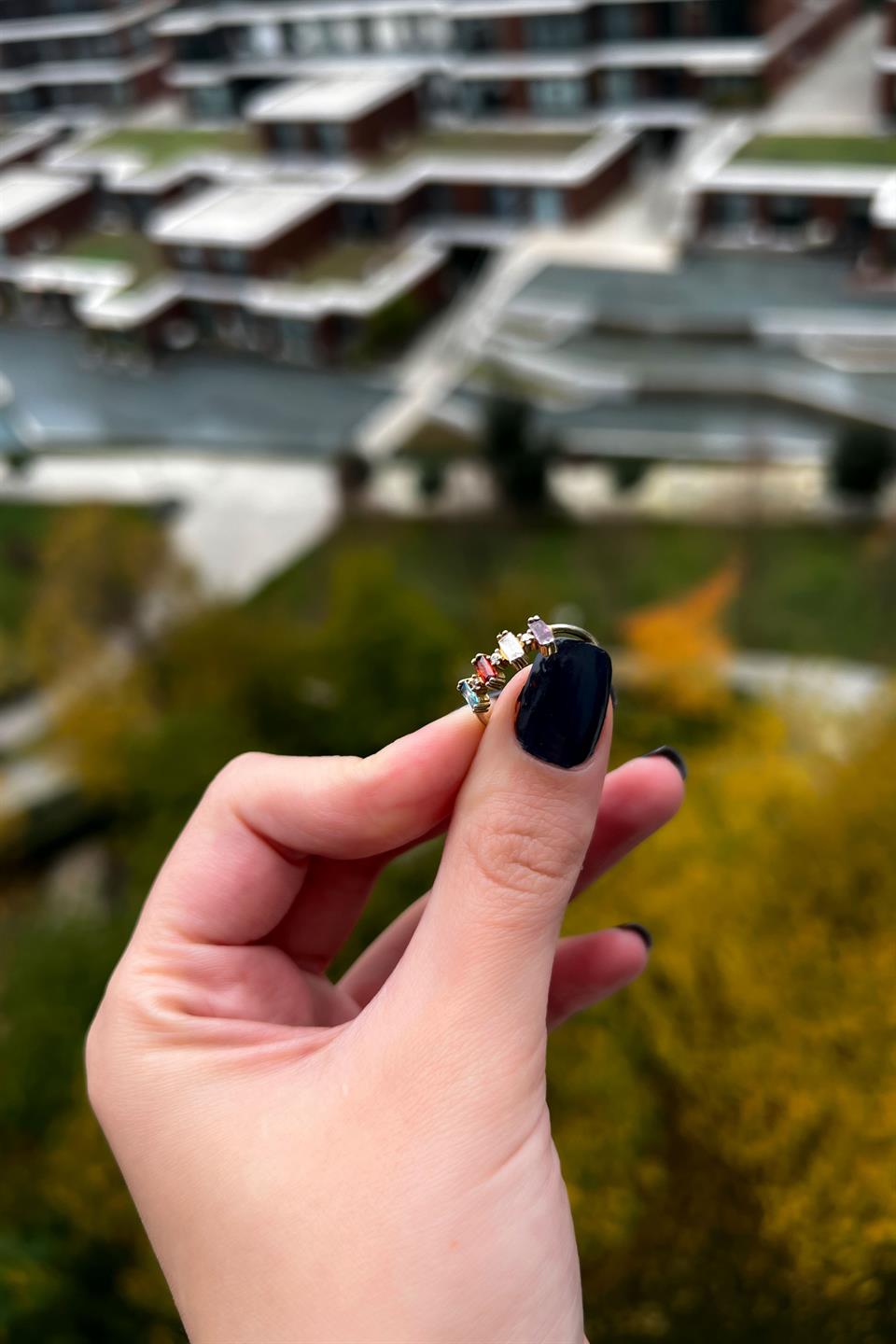 Anillo minimalista de piedras preciosas de colores en baguette de plata