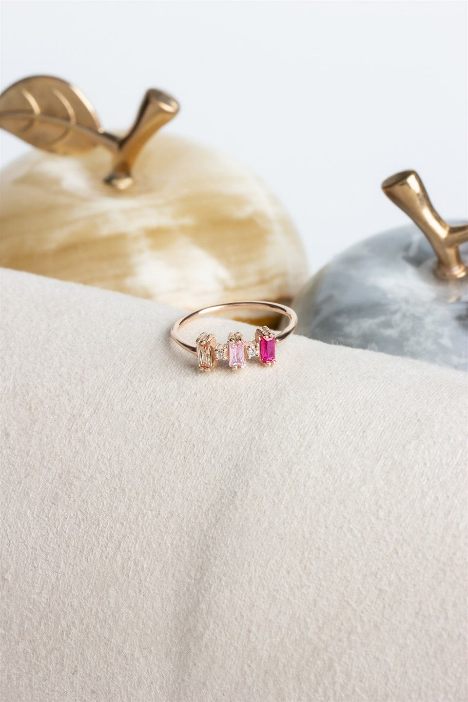 Anillo de plata con piedras preciosas de colores en forma de baguette