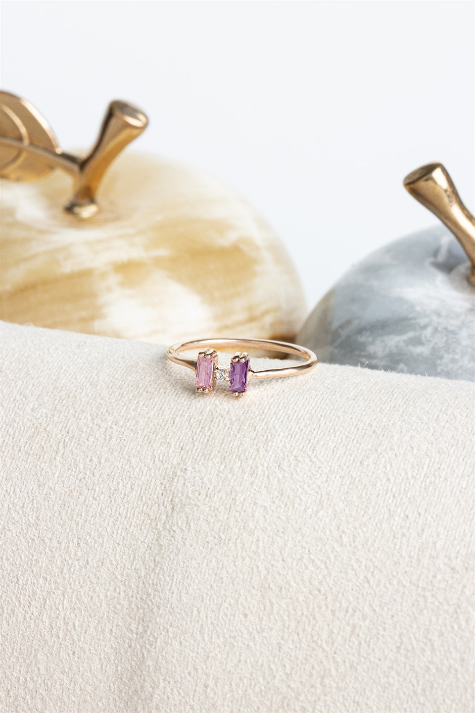 Anillo de plata con piedras preciosas de colores en forma de baguette