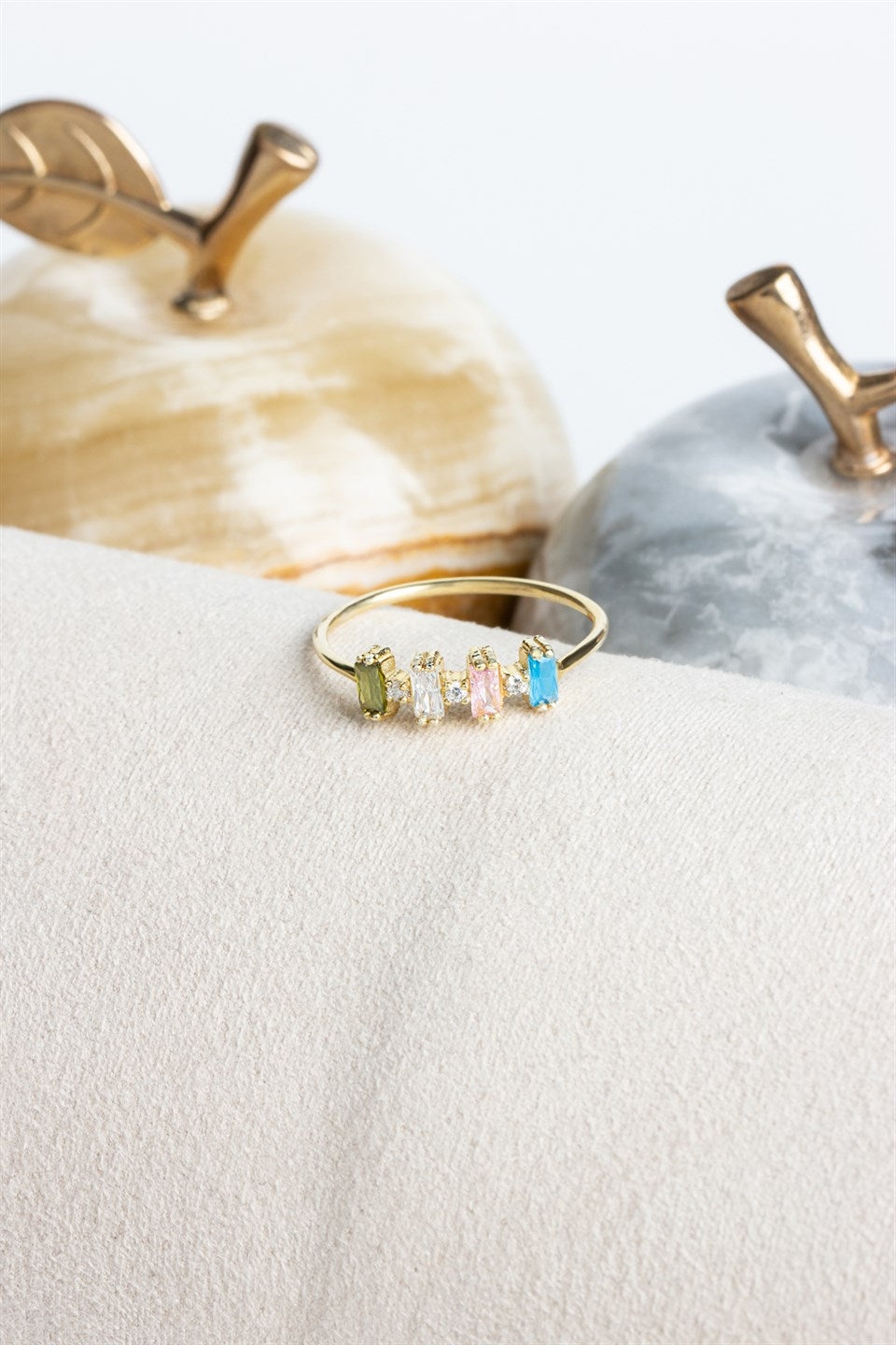 Anillo de plata con piedras preciosas de colores en forma de baguette