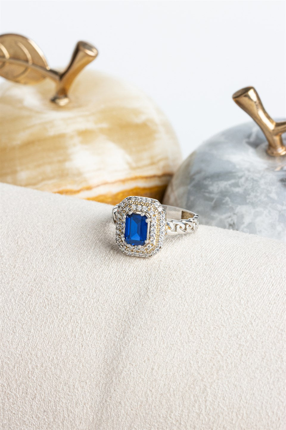 Anillo de plata con piedras preciosas de zafiro baguette