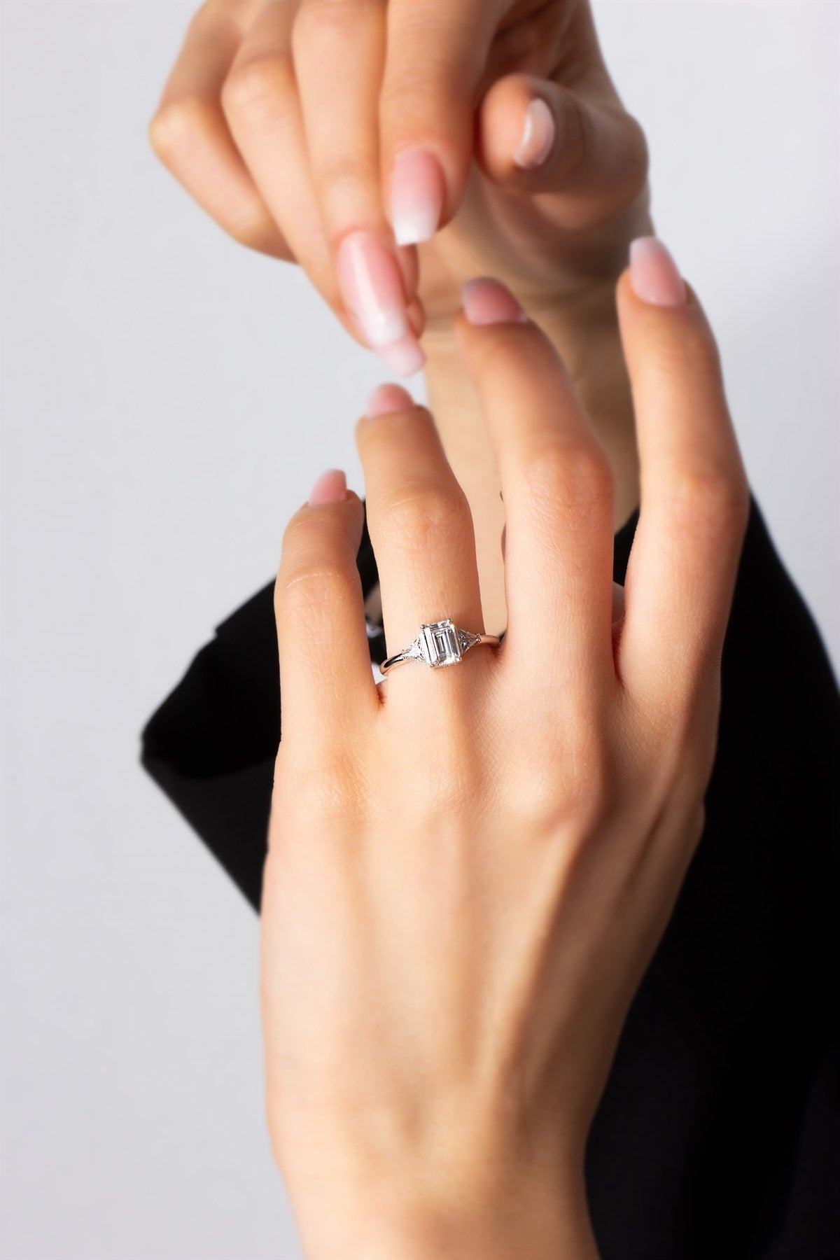 Conjunto de anillo, pendientes y collar con piedras preciosas de baguette de plata