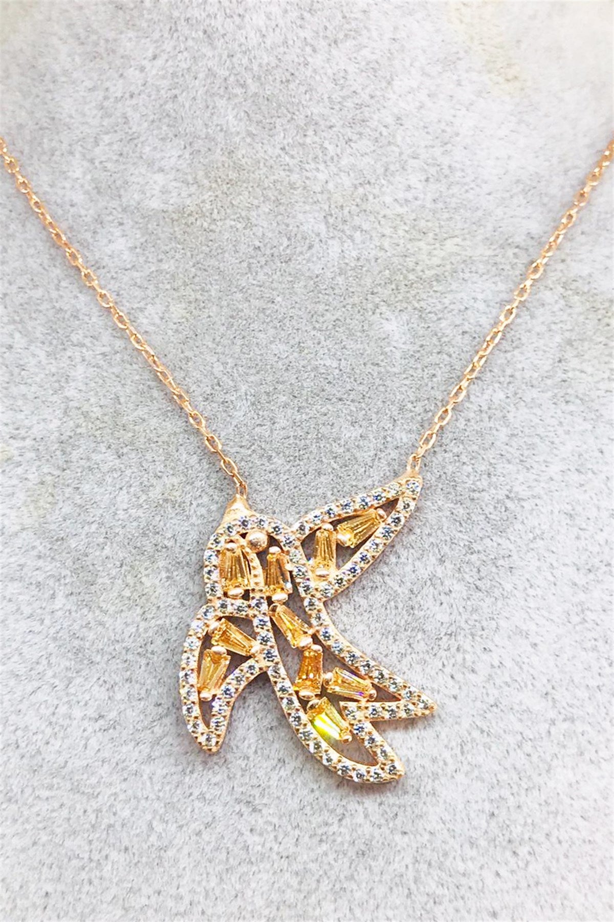 Collar de pájaro con diseño de piedras preciosas en baguette de plata