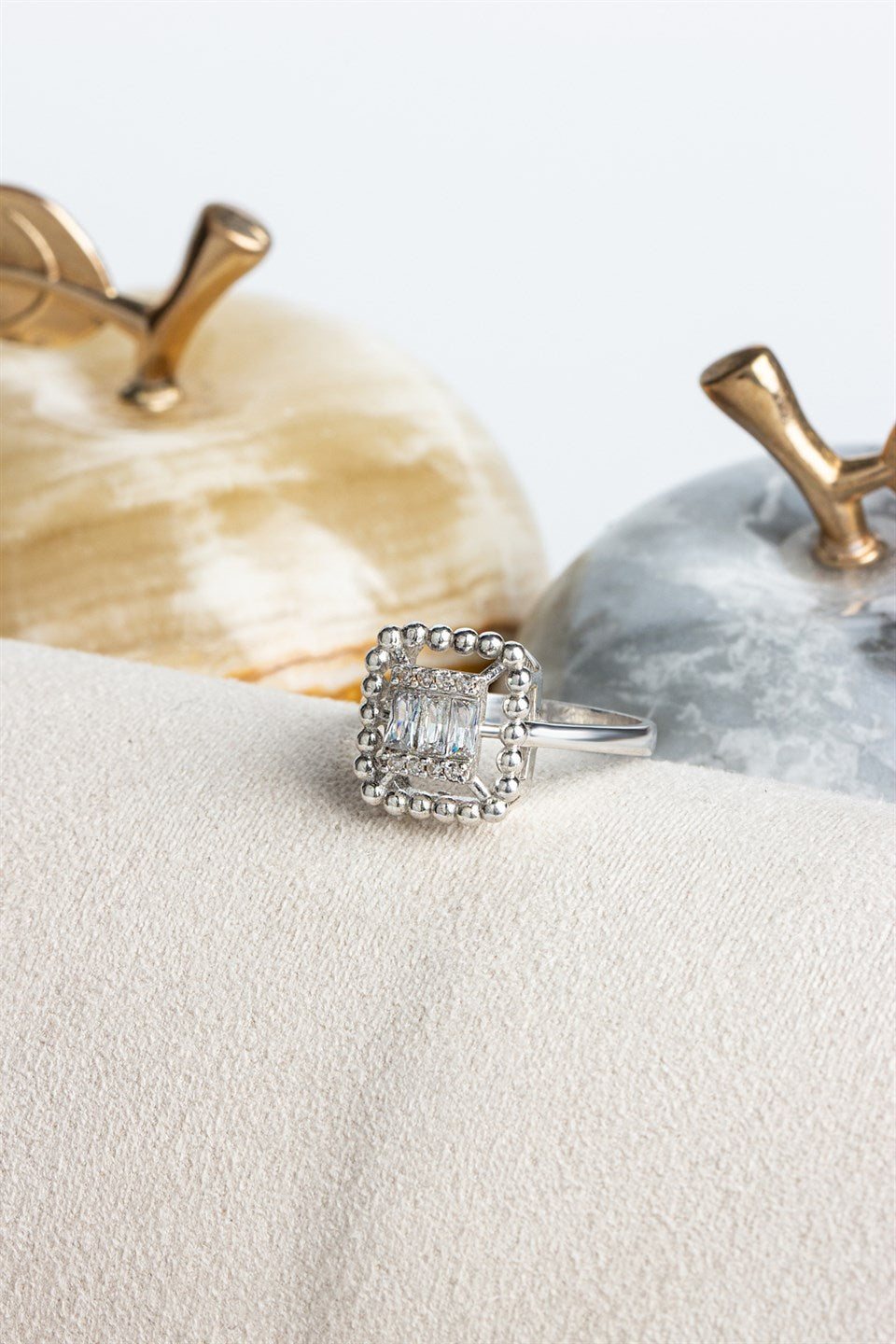 Anillo de plata con piedras preciosas baguette