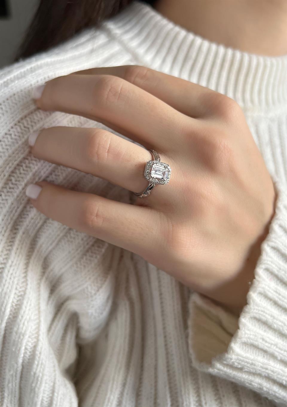 Anillo de plata con piedras preciosas baguette