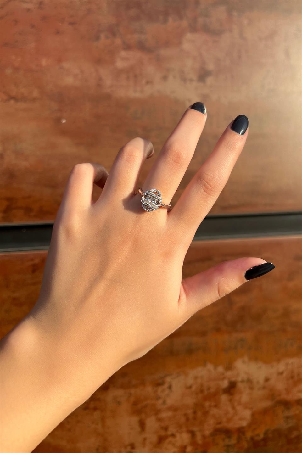 Anillo de plata con piedras preciosas baguette