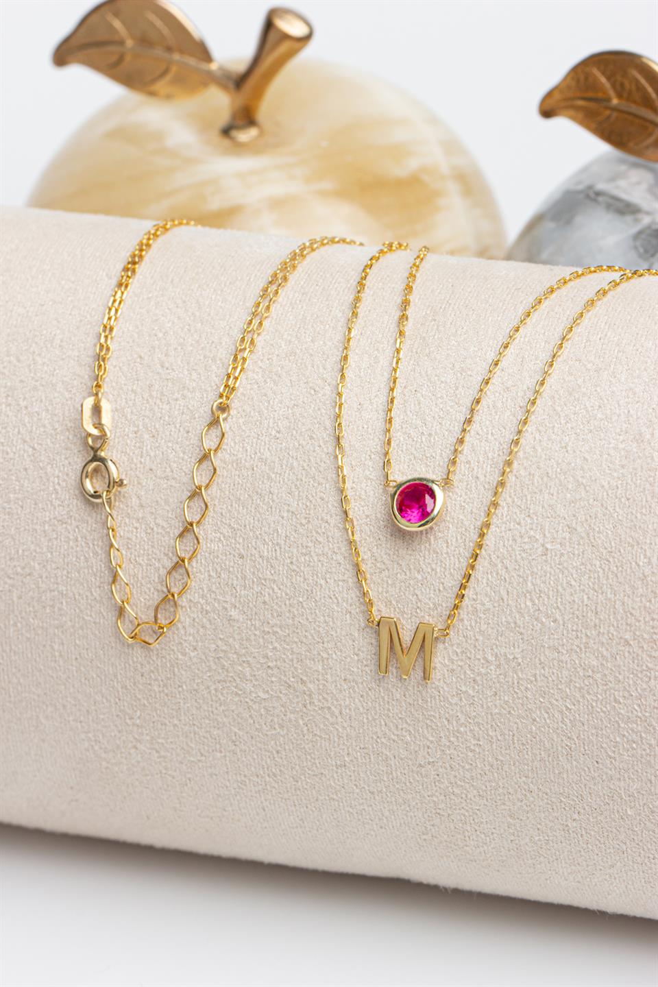 Collar con inicial de piedra de nacimiento de doble cadena de plata