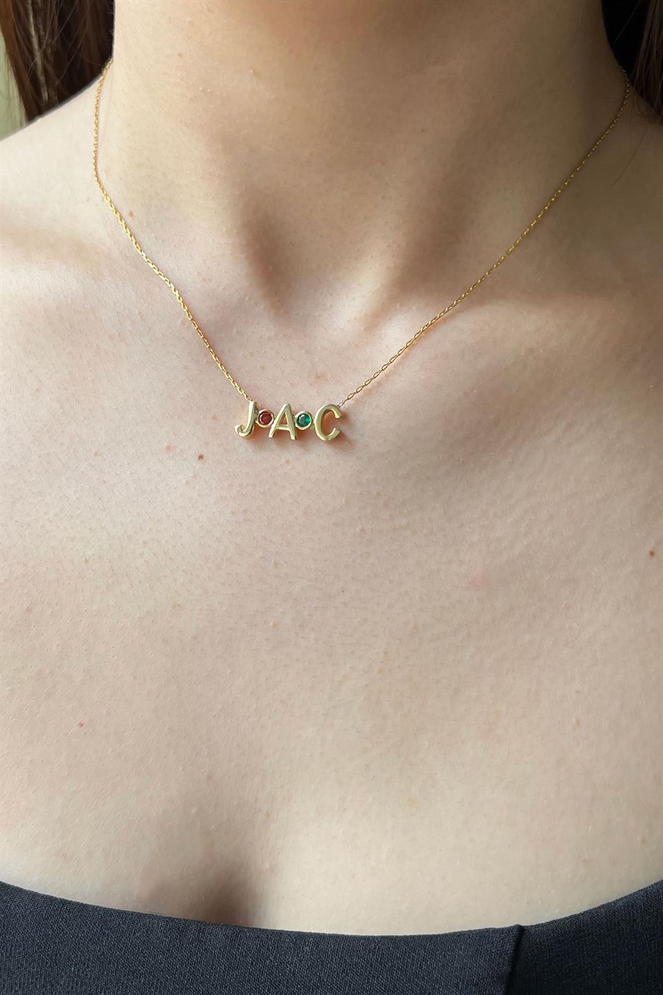 Collar con inicial de piedra de nacimiento de plata