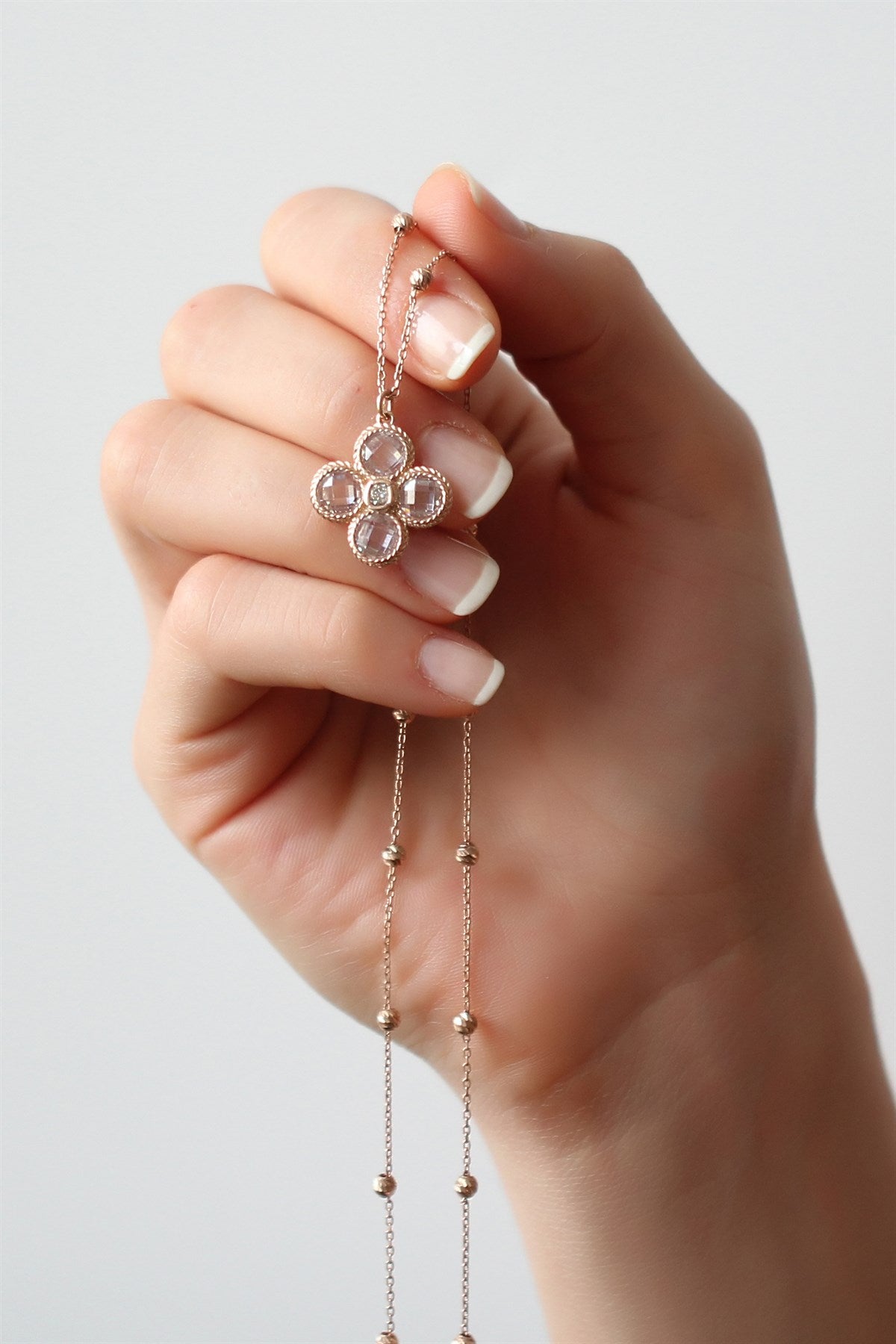 Collar de trébol con cuentas Dorica de plata