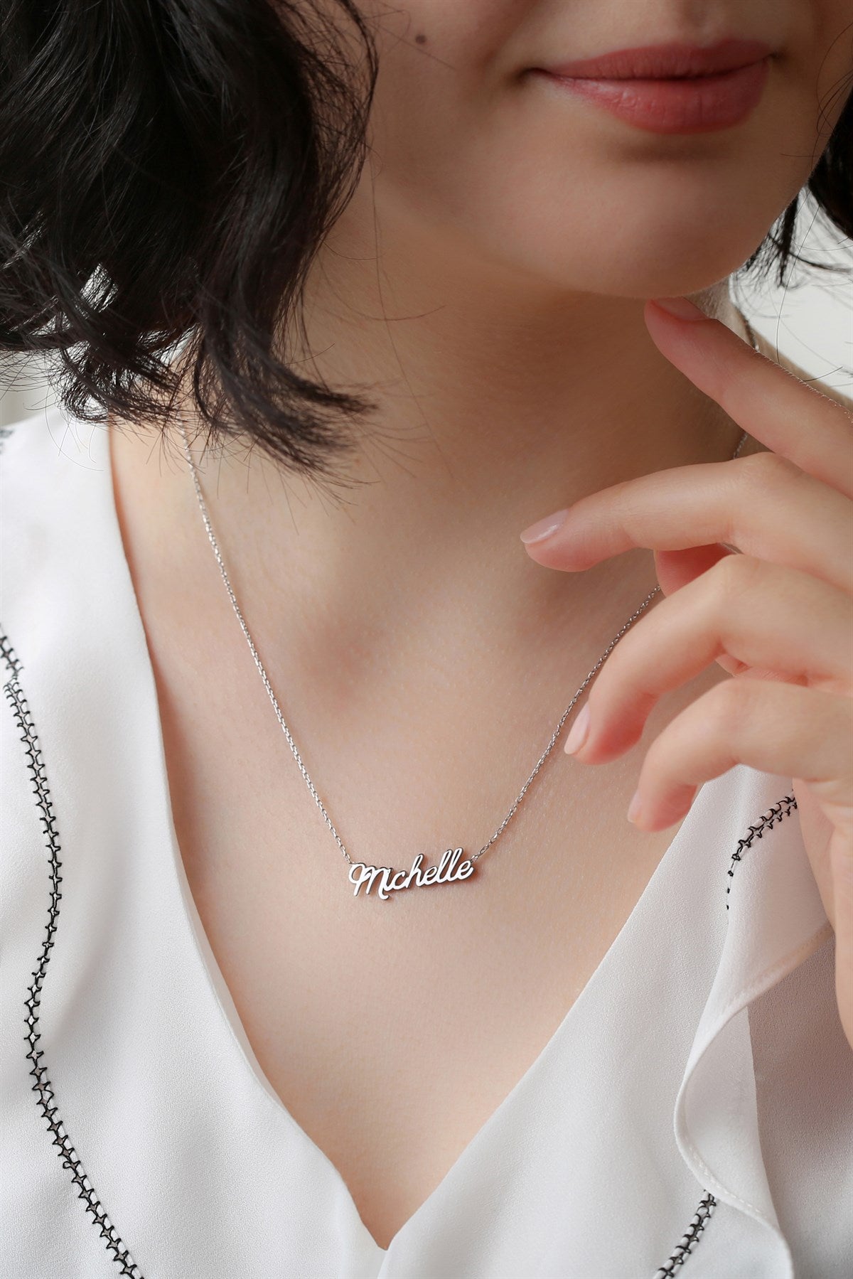 Collar de plata con nombre escrito a mano