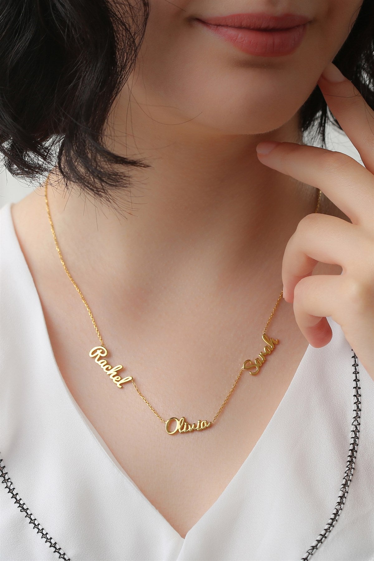 Collar de plata con tres nombres escritos a mano