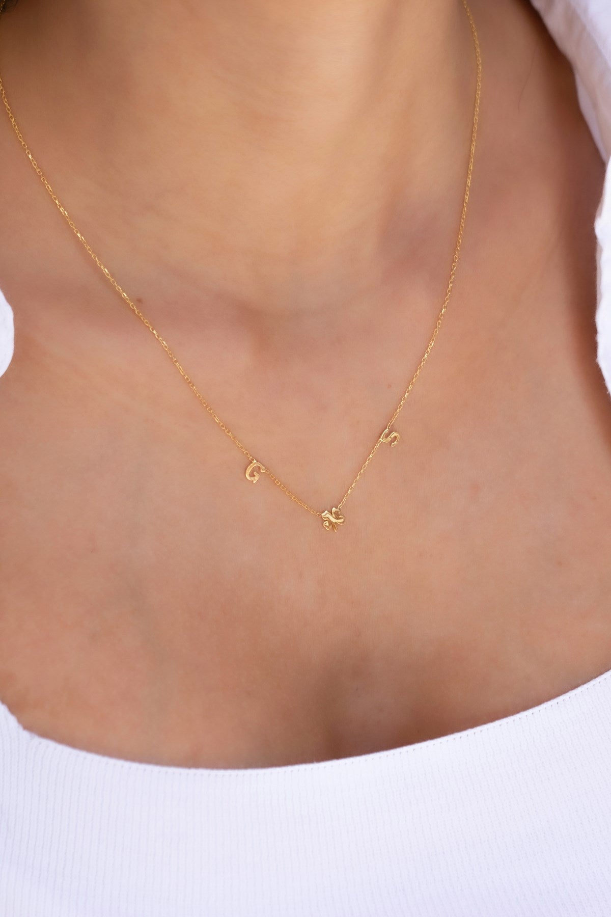 Collar con inicial de trébol de plata