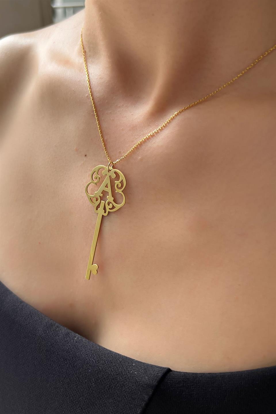 Collar de llave con inicial de plata