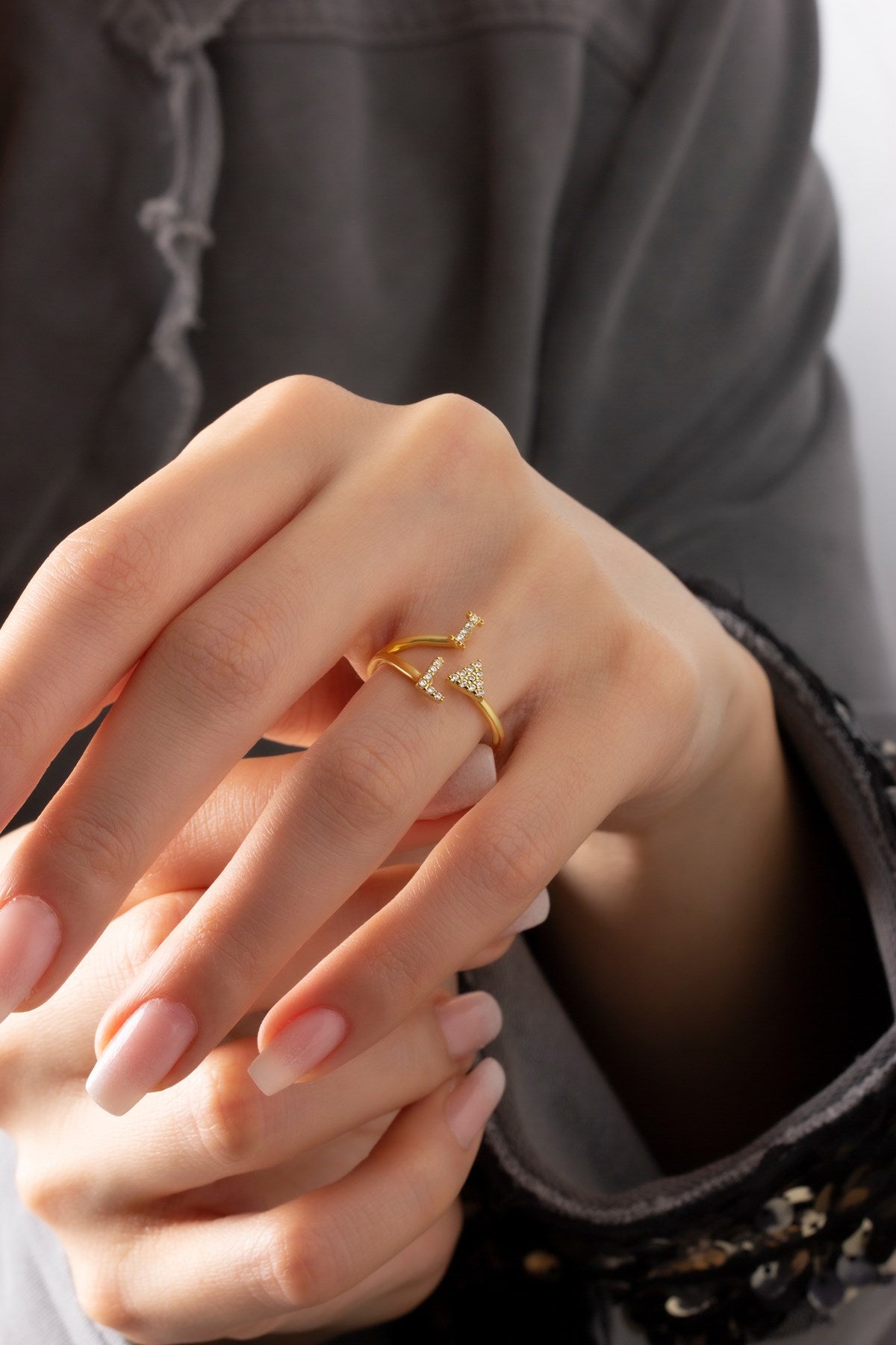 Bague en argent avec double initiale et lettres étreignantes