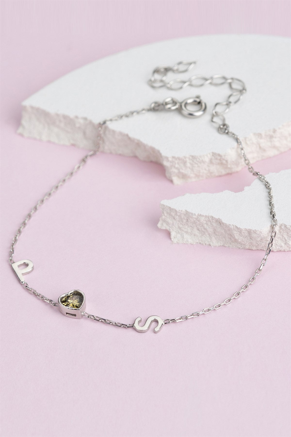 Pulsera con inicial de piedras preciosas de corazón de plata