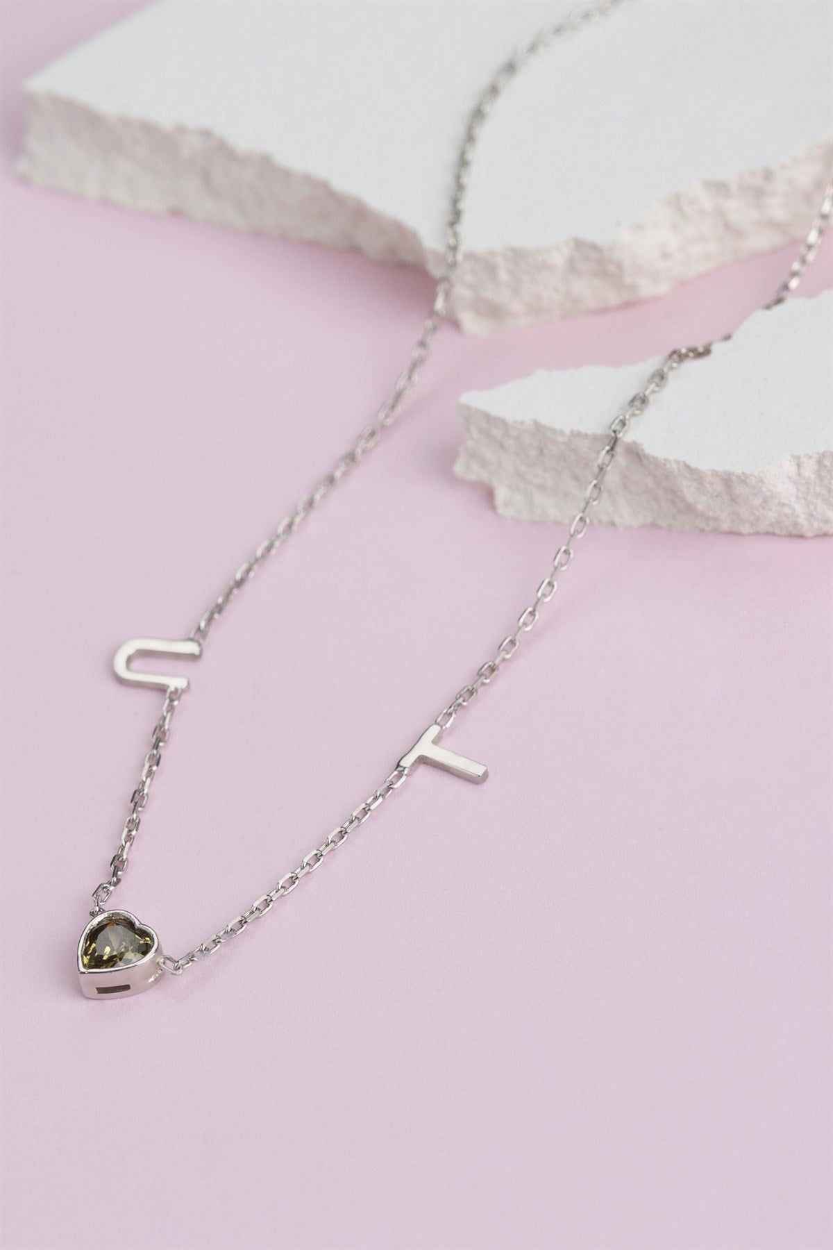 Collar con inicial de piedra preciosa en forma de corazón de plata
