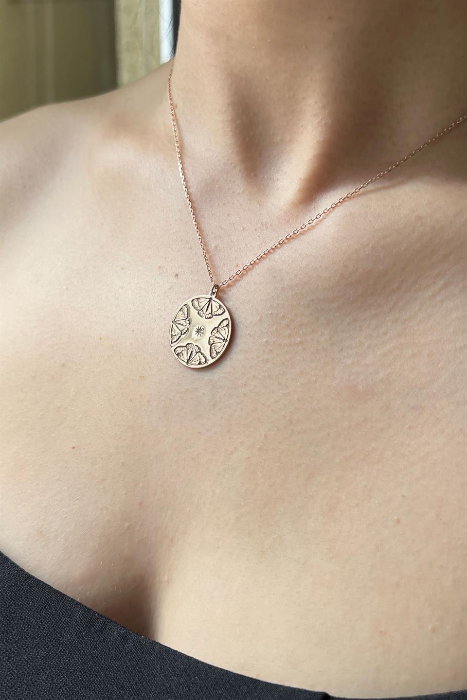 Collar con medallón de mariposa de plata