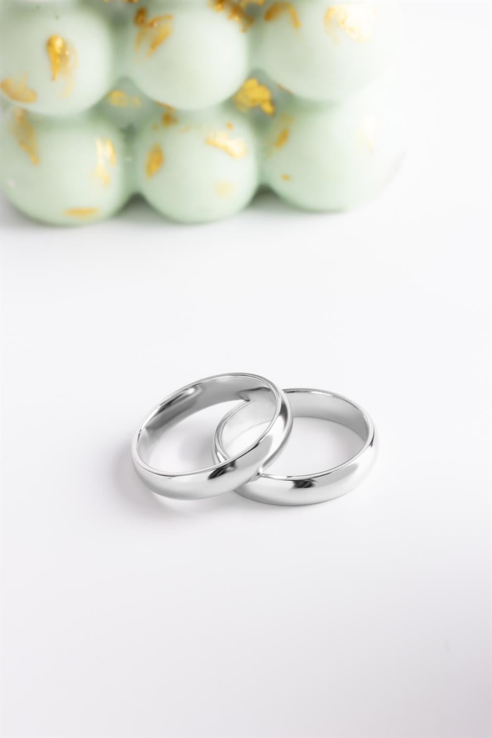 Alianza de boda clásica curvada de plata de 4,5 mm