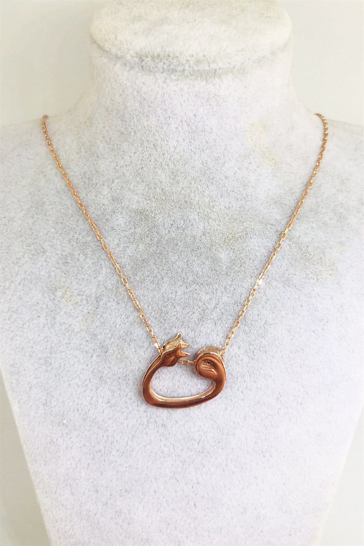 Silver Tulip Vav Letter Necklace