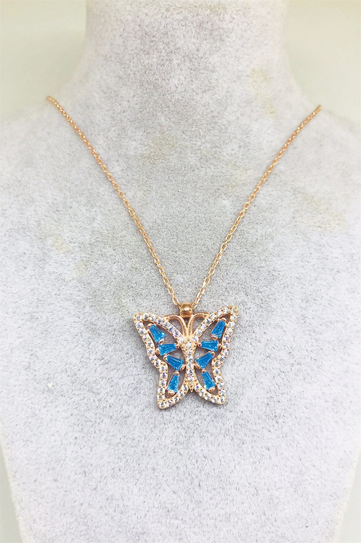 Collar de mariposa con piedras preciosas baguette azul plateado