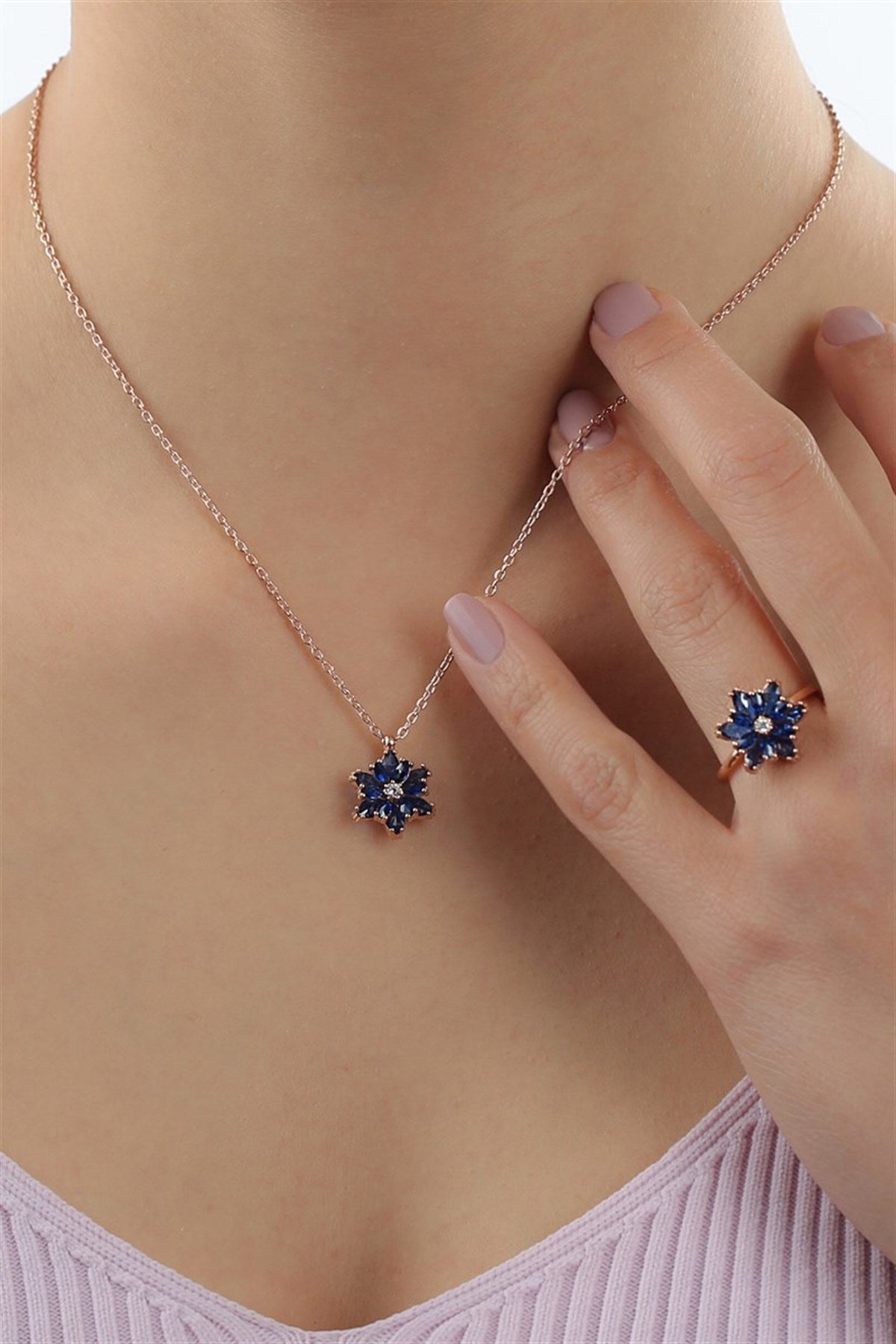 Collar de flor de camelia de loto con piedras preciosas azules plateadas