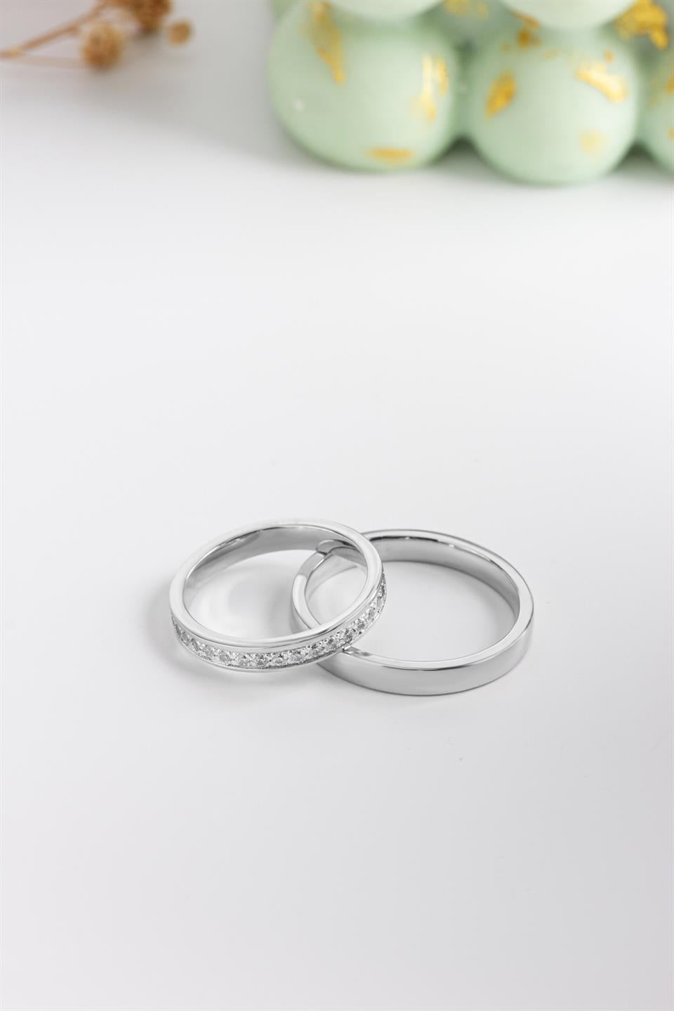 Alianza de plata con piedras preciosas mínimas de 2 mm