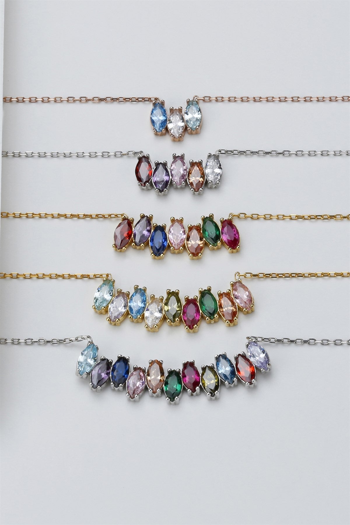 Collar de piedras preciosas de lanzadera de colores plateados