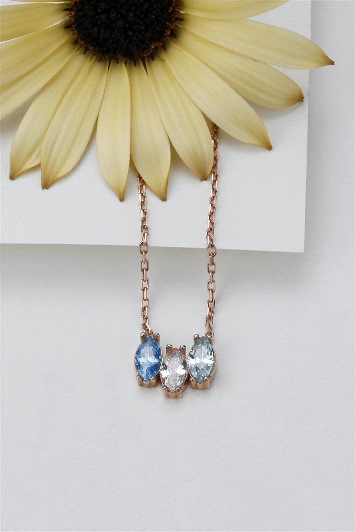 Collar de piedras preciosas de lanzadera de colores plateados