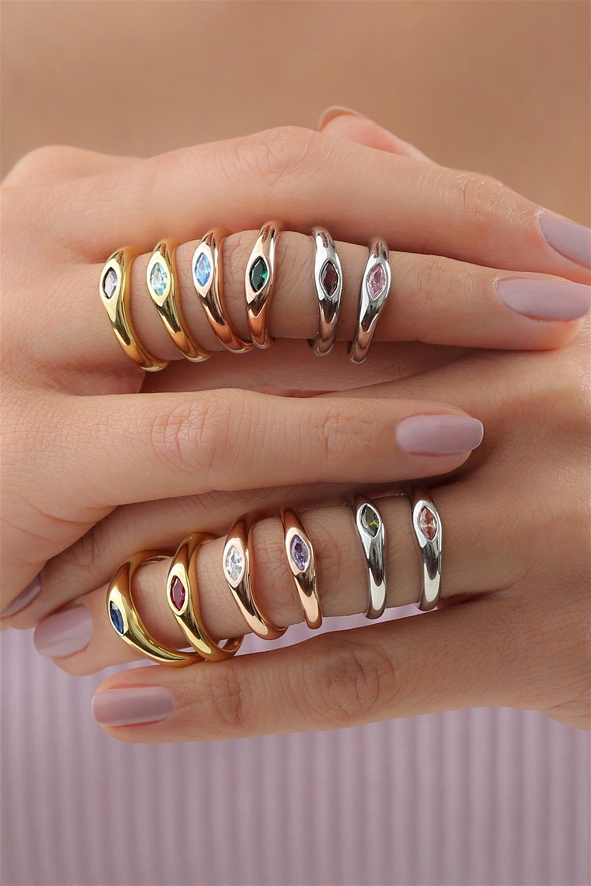 Anillo plateado con diseño de piedras preciosas de lanzadera colorida