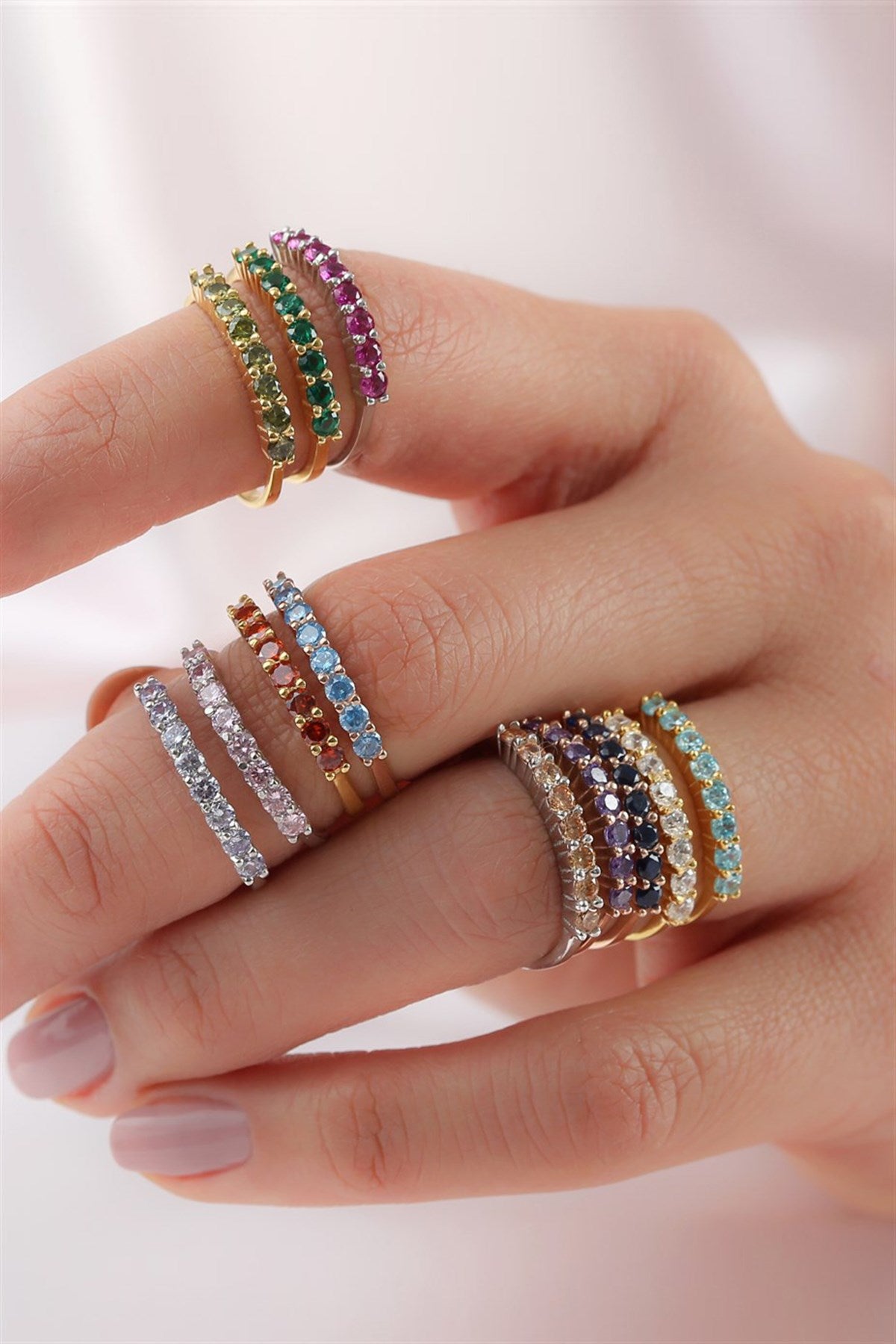 Anillo de media vuelta con piedras preciosas de colores en plata