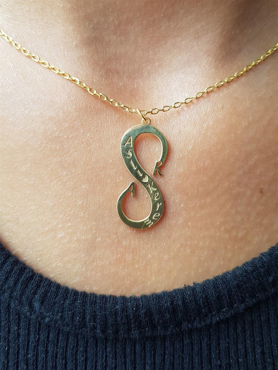 Collier en argent avec nom et initiale du signe de l'infini