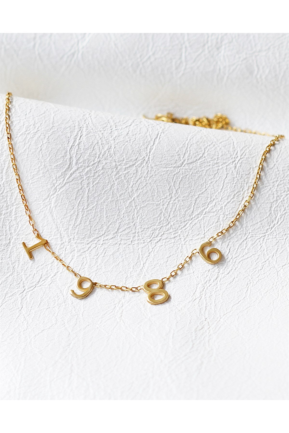 Collar de plata con número de fecha