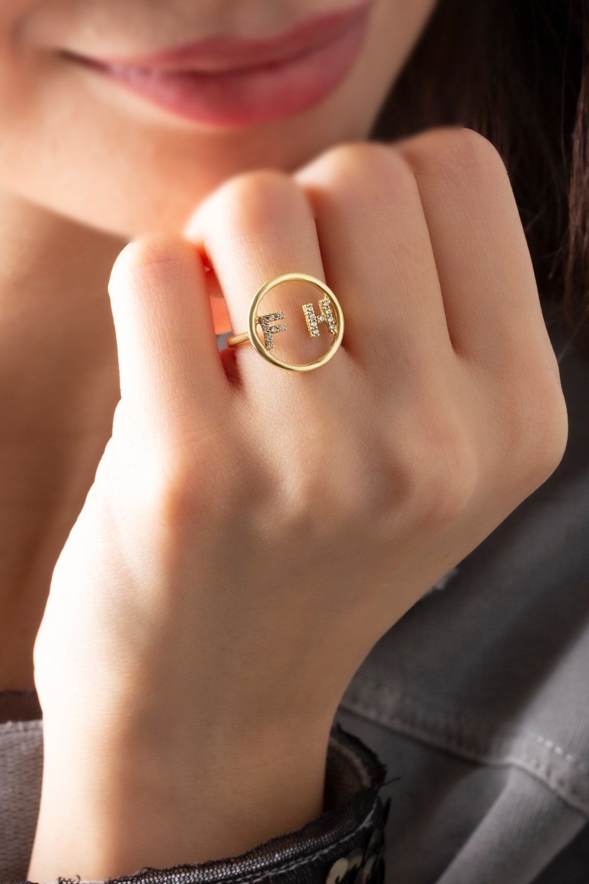 Anillo con inicial de forma redonda ajustable con piedras preciosas de plata