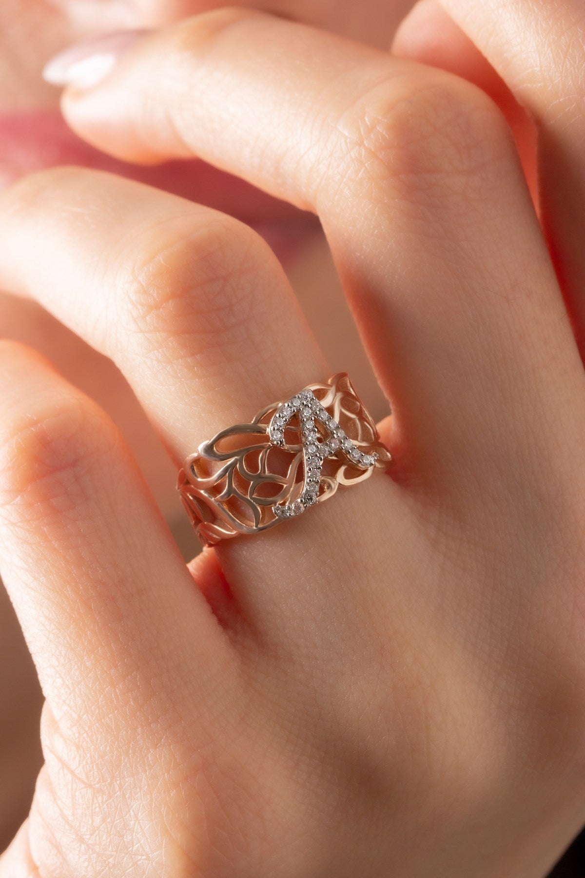 Bague initiale en argent avec pierres précieuses