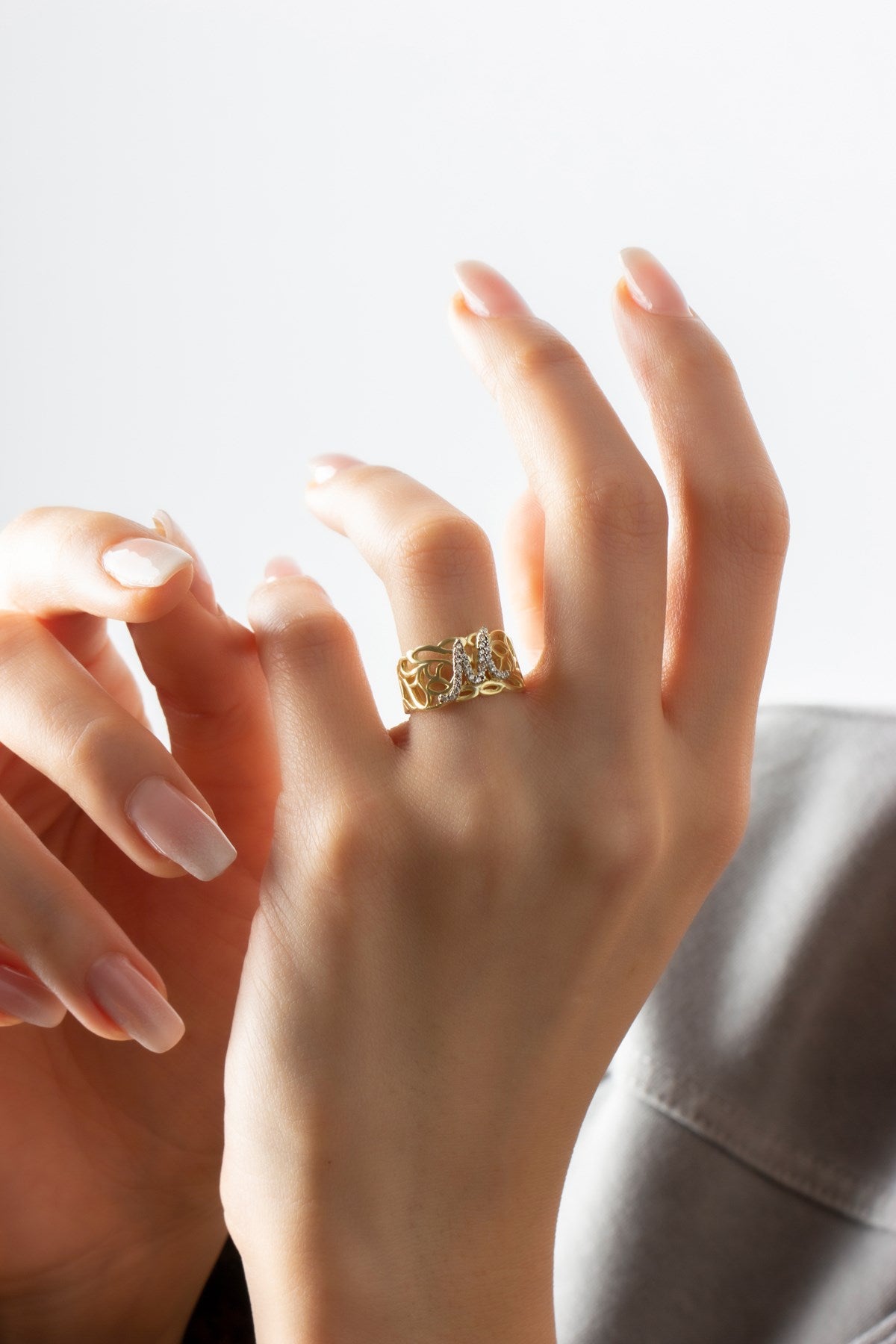 Anillo con inicial de piedras preciosas de plata