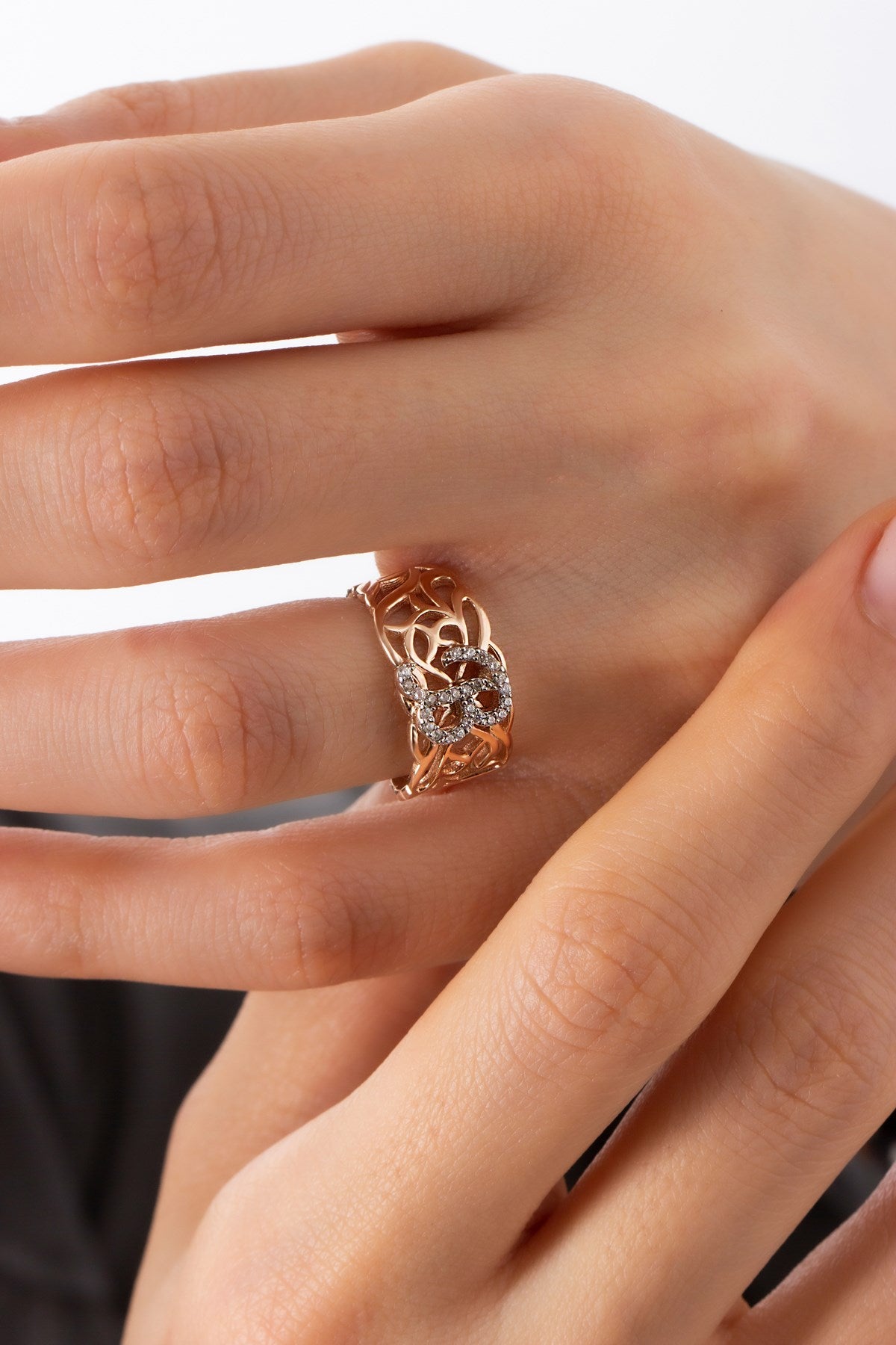 Anillo con inicial de piedras preciosas de plata