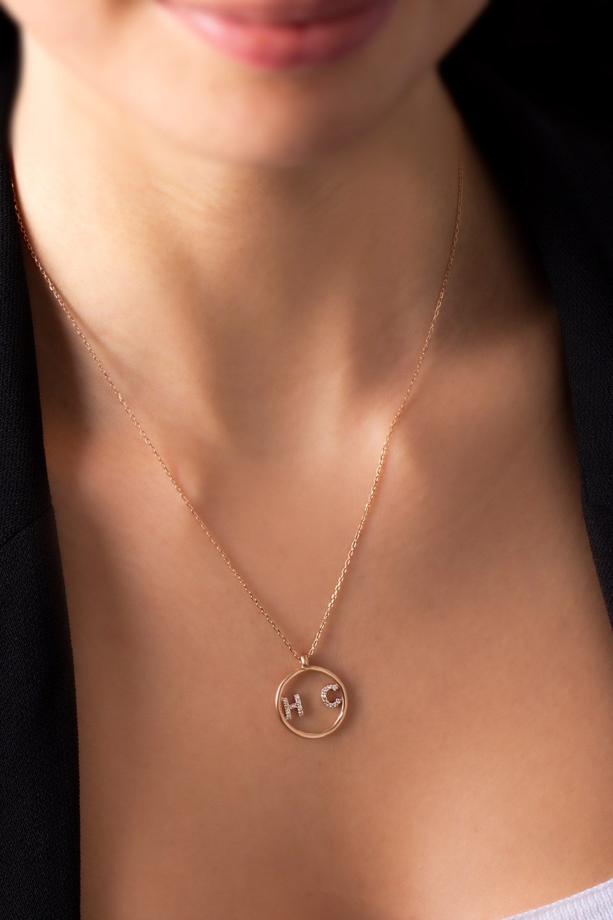 Collar con inicial de forma redonda de plata