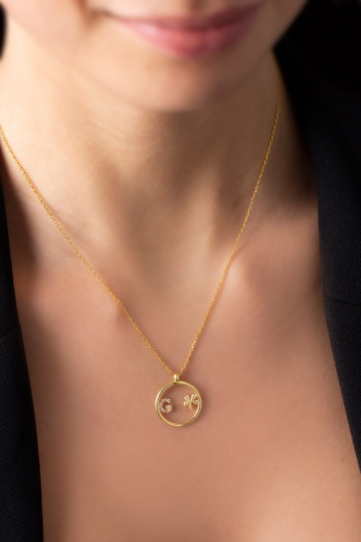 Collier initial en forme de trèfle rond en argent