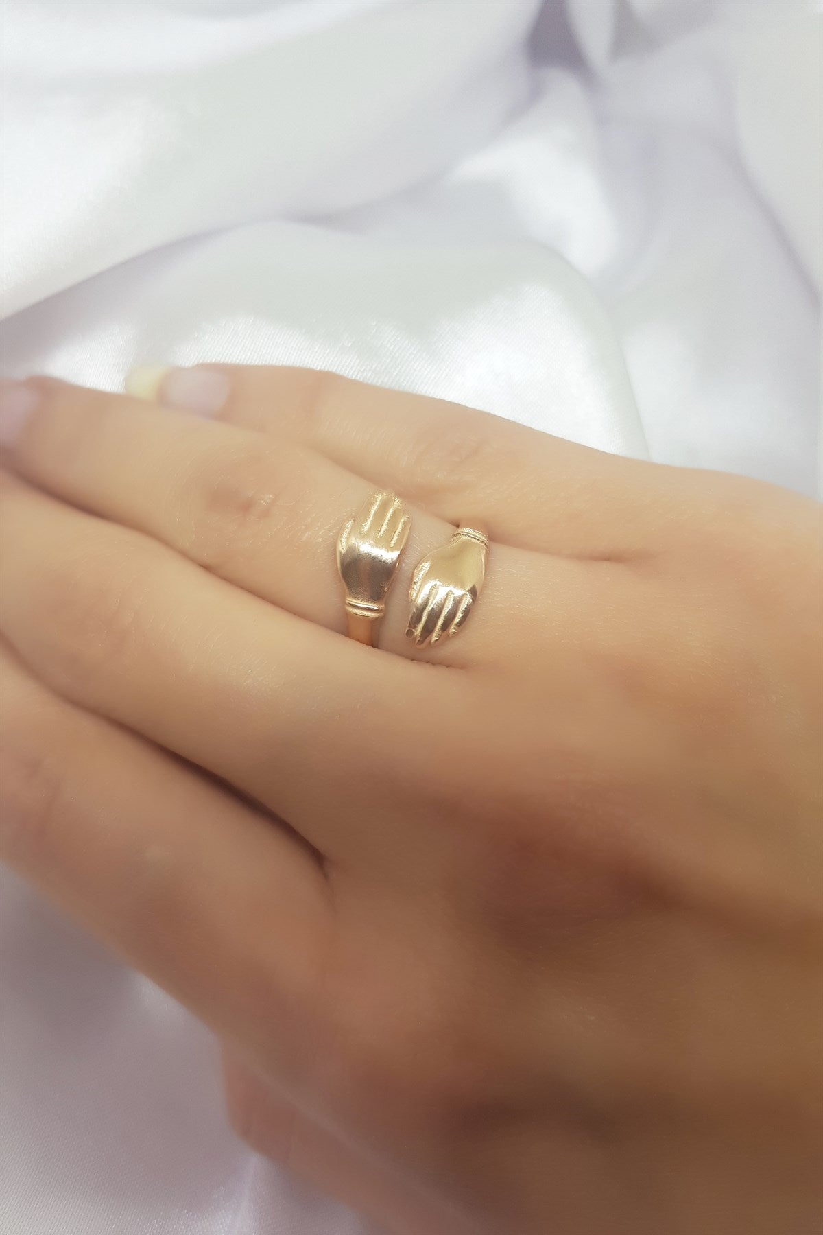 Anillo de plata con manos abrazadas