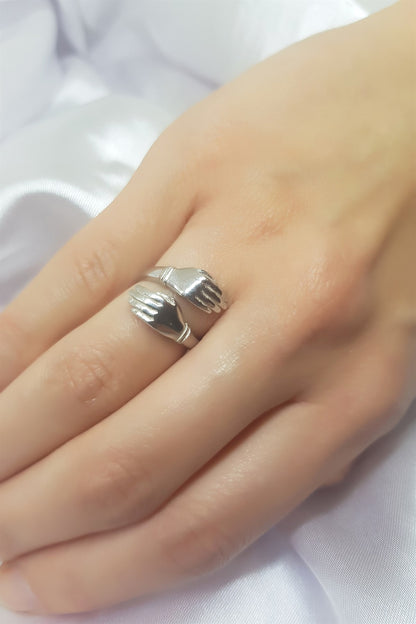 Anillo de plata con manos abrazadas