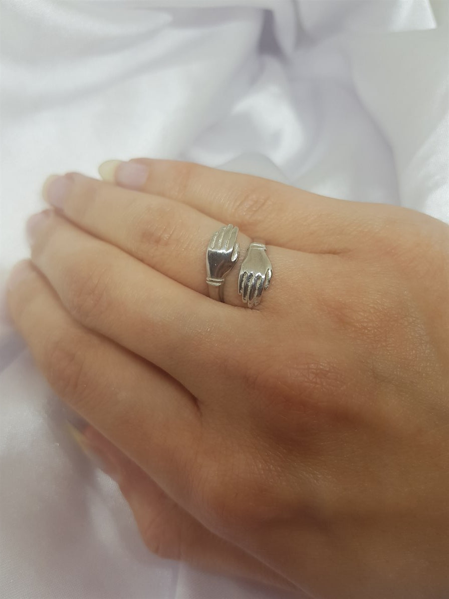 Anillo de plata con manos abrazadas