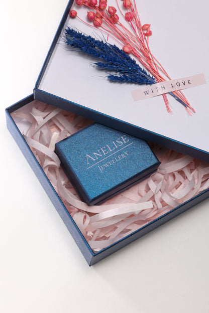 Anillo con diseño de piedras preciosas de oro macizo