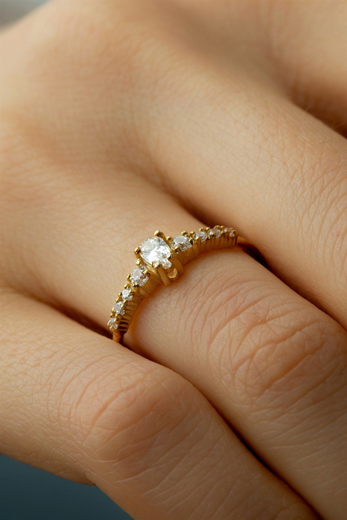 Anillo de piedras preciosas con hilera de gotas de oro macizo