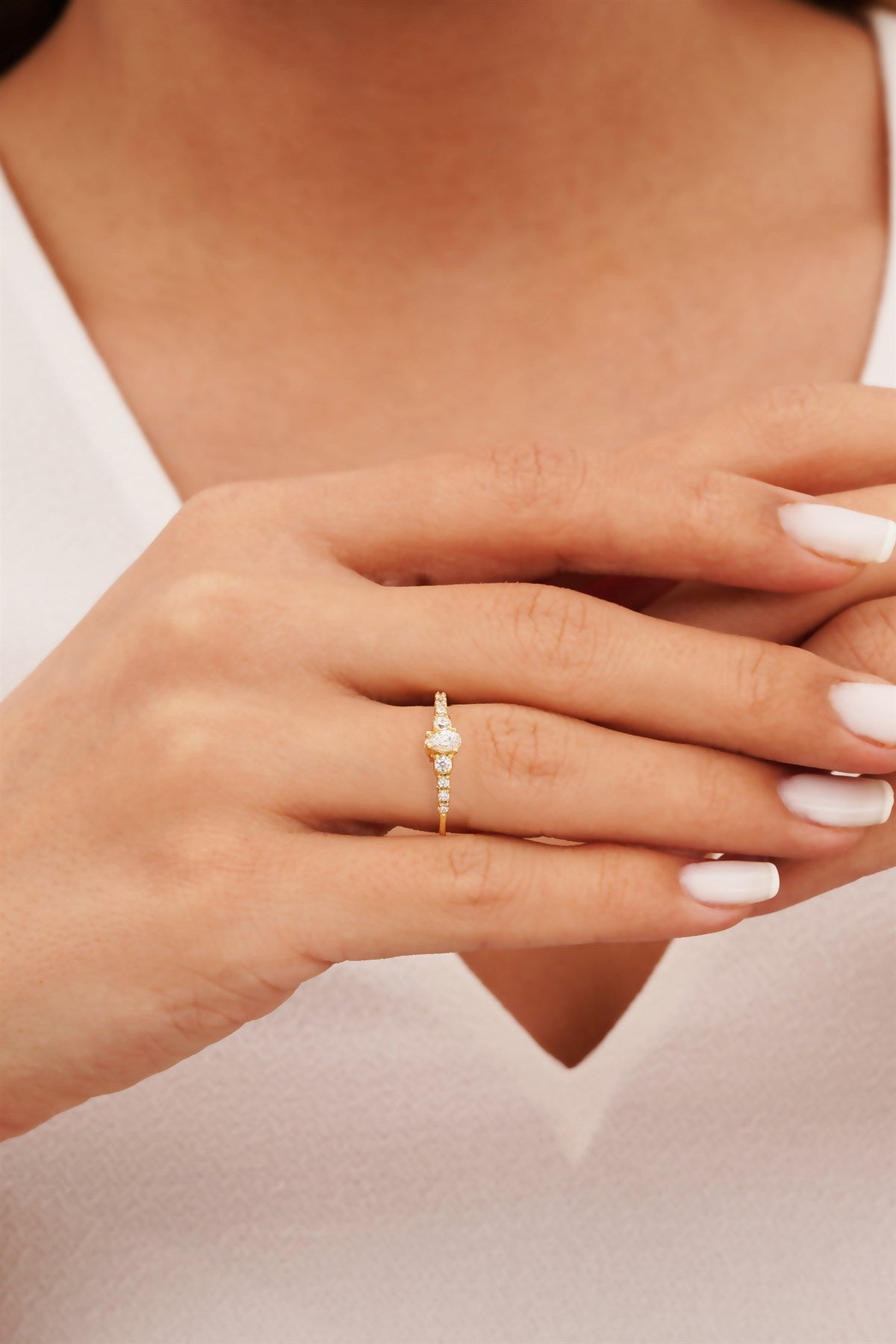 Anillo de piedras preciosas con hilera de gotas de oro macizo