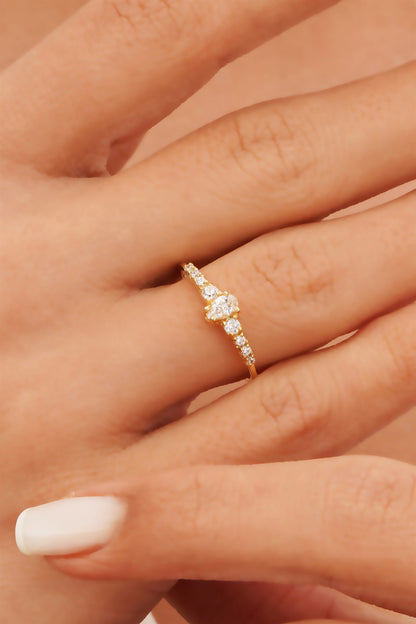 Anillo de piedras preciosas con hilera de gotas de oro macizo