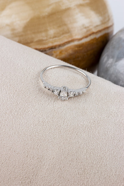 Anillo de piedras preciosas con hilera de gotas de oro macizo